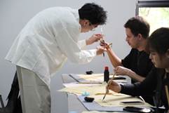 图片包含 人, 桌子, 男人, 室内 描述已自动生成