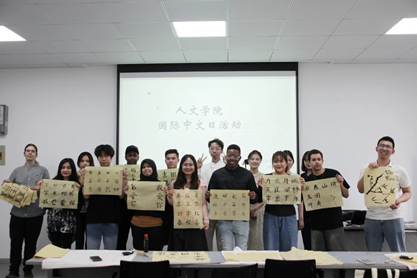 一群人站在室内合影 描述已自动生成