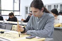 一些人在桌子前 描述已自动生成